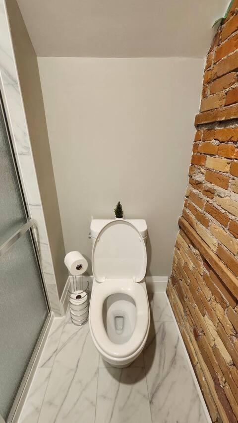 Entire 1 Bedroom Apartment Across From Google - Br5 Kitchener Dış mekan fotoğraf